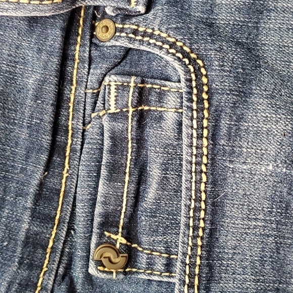 DENIZEN LEVIS MODERN SHORTS. Size 6, waist 28. Inseam 4". - Picture 4 of 10